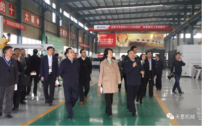 濟(jì)寧市委常委、組織部部長(zhǎng)孔凡萍帶領(lǐng)全市“兩新”組織黨建工作現(xiàn)場(chǎng)觀摩團(tuán)蒞臨天意機(jī)械調(diào)研指導(dǎo)