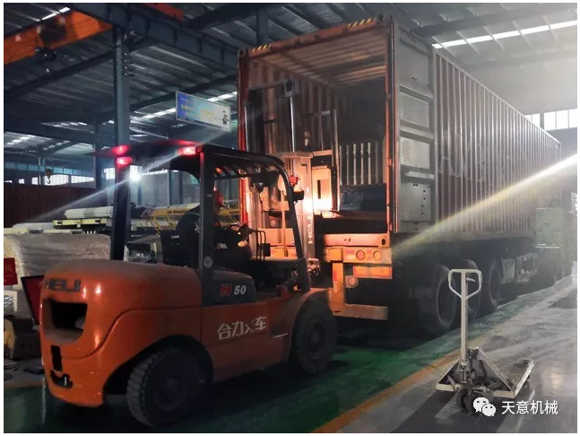 天意機(jī)械為柬埔寨客戶加工生產(chǎn)年產(chǎn)80萬平方輕質(zhì)墻板生產(chǎn)線成功裝車啟運(yùn)！